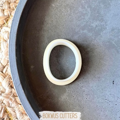 Anel de silicone branco em prato cinzento com etiqueta BOKWUS CUTTERS