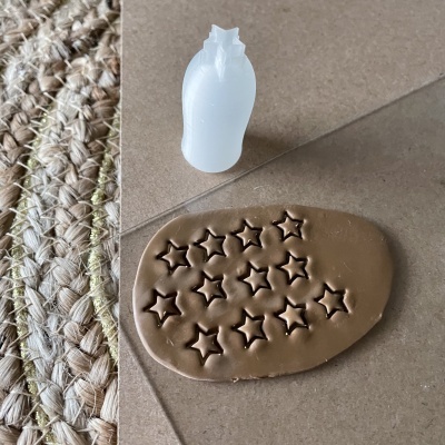 Carimbo em forma de cabeça de cavalo com massa castanha e carimbos de estrelas