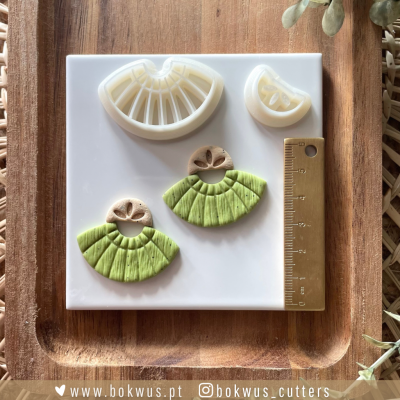 moldes plásticos e peças decorativas coloridas sobre placa branca e bandeja de madeira