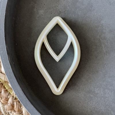 Cortador de biscoitos em forma de folhas duplas em prato negro