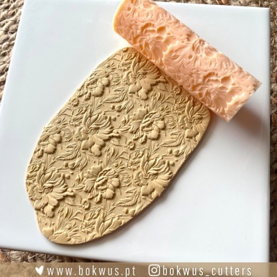 Rolo de textura floral salmão e massa bege texturizada