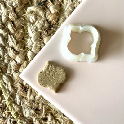 porta-copos plástico branco e objeto marrom claro sobre superfície rosa claro e esteira de fibras naturais