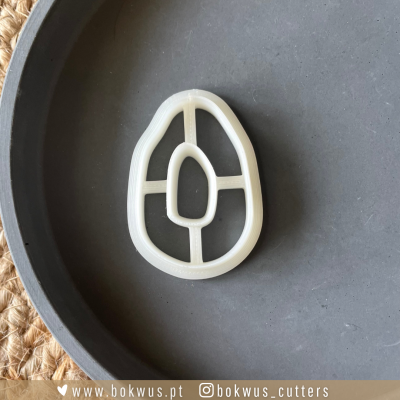 Cortador de massa branco em prato preto redondo