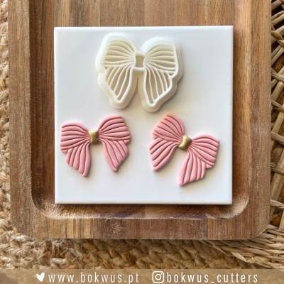 Cortador de pastelaria em forma de laço com moldes cor-de-rosa e detalhe dourado