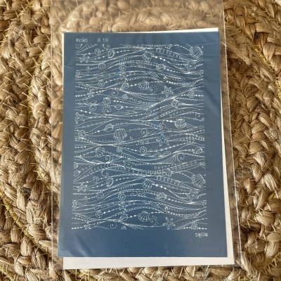 Postal azul com desenhos brancos de conchas e estrelas do mar sobre superfície de renda trançada