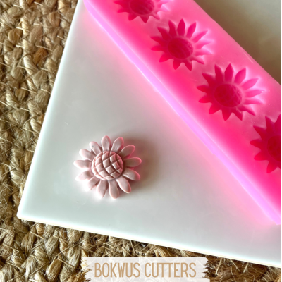 Molde de silicone rosa com formas de flores, flor de pasta cor-de-rosa claro e tapete de juta