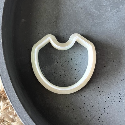 Anilha plástica branca sobre superfície escura rugosa