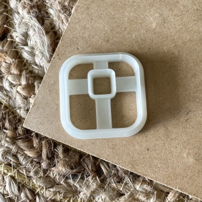 Fivela quadrada branca em cartão com tapete de fibras naturais