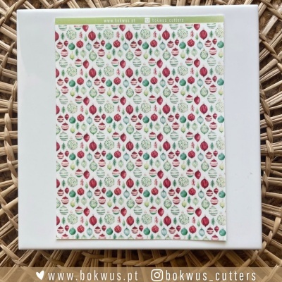 Embalagem de cortadores de bolacha com padrão de folhas coloridas sobre superfície de vime