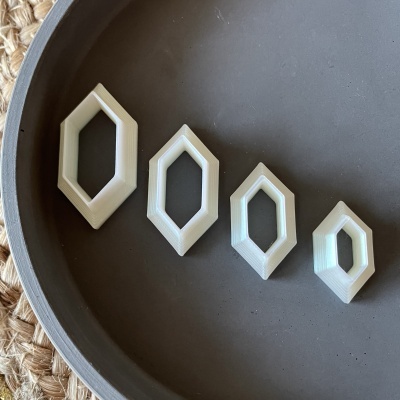 Peças em forma de losango brancas dentro de um prato cinza