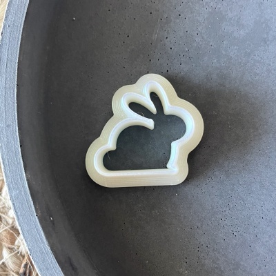 Cortador de bolachas em forma de coelho branco dentro de tigela cinza escura