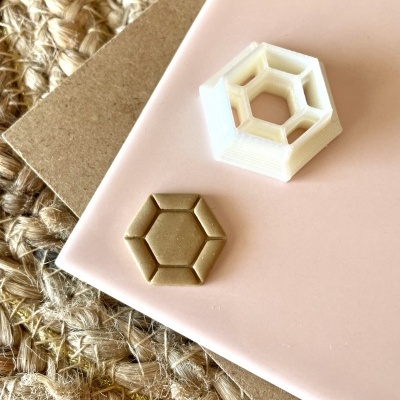 Peças hexagonais em plástico branco e castanho sobre papel e base de corda entrelaçada