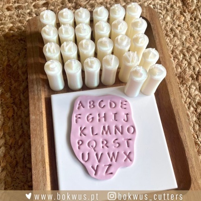 Conjunto de cortadores de letras maiúsculas brancos para alfabeto em massa cor-de-rosa