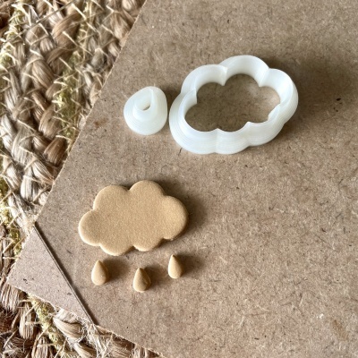 Cortador de plástico em forma de nuvem com recortes dourados