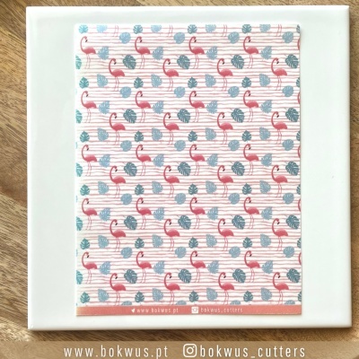 Quadrado cerâmico branco com folha decorativa de flamingos cor-de-rosa e folhas azuis