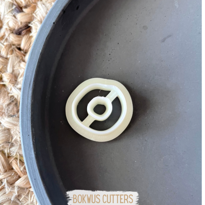 Cortador circular branco com base preta sobre fibra natural trançada