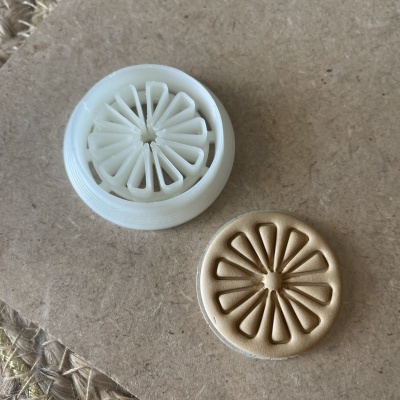 Carimbo branco redondo com padrão floral e impressão em argila bege