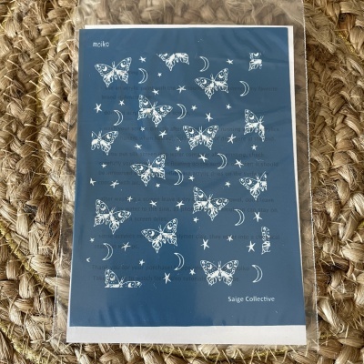 Pacote de adesivos brancos com borboletas, luas e estrelas sobre fundo azul