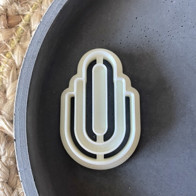 Forma cortante para bolachas de plástico branco em forma de mão dentro de tigela cinza