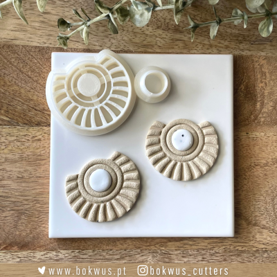 Cortadores de biscuit em silicone branco com formas arredondadas, base branca e fundo de madeira