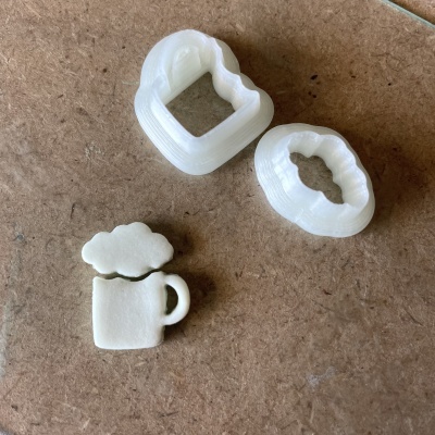 Três cortadores de massa em plástico branco com formas relacionadas a uma caneca de cerveja