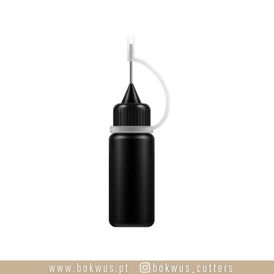 Frasco preto com tampa e aplicador fino em fundo branco.