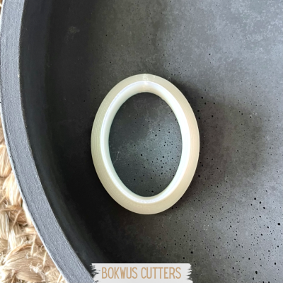 Anel de plástico branco dentro de recipiente escuro com textura