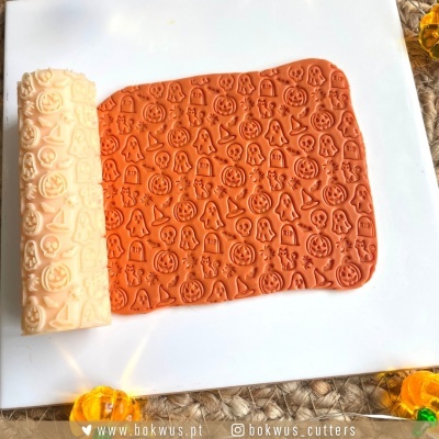 Rolo de massa e impressão de padrão de Halloween com ícones em relevo