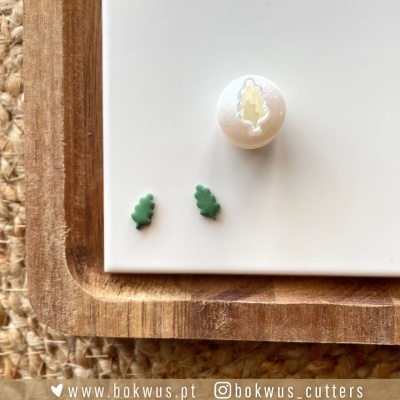 Cortante para bolachas em formato de árvore de Natal com bolachas verdes pequenas