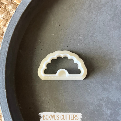 Cortador de massa semicircular em plástico sobre superfície cinza com etiqueta BOKWUS CUTTERS