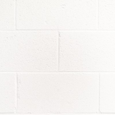 Parede branca de blocos de cimento com textura e acabamento fosco