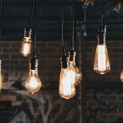 Lâmpadas de filamento vintage penduradas contra parede de tijolos