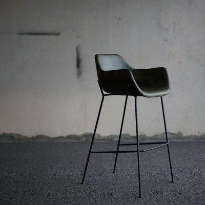 Banco alto verde escuro com estrutura metálica preta