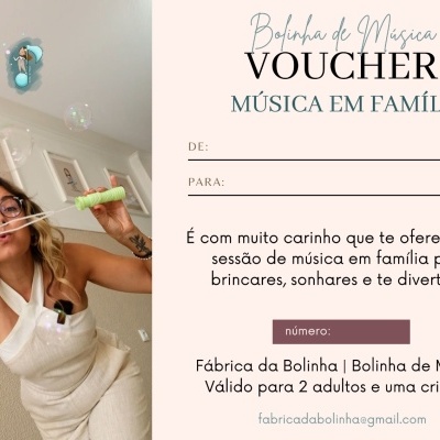 Mulher a assoprar bolhas de sabão dentro de casa