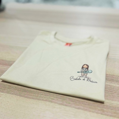 Camisola branca com estampa de personagem e texto Banda de Música