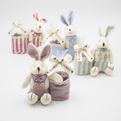 🐰 Coelho de Peluche com Ovinhos de Chocolate 🐰 Coelho de Peluche com Ovinhos de Chocolate