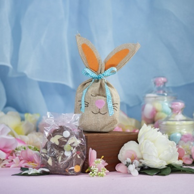 🐰 Saquinho de Pano Coelho com Pedaços de Chocolate