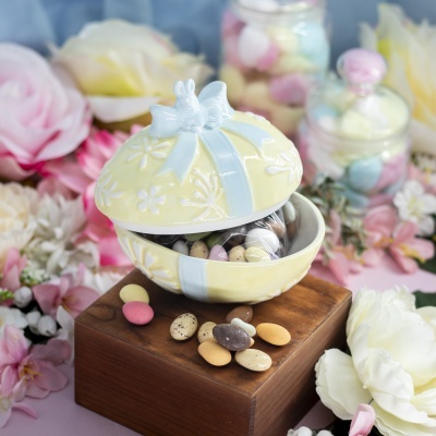 Ovo Clássico de Cerâmica com Sortido de Amêndoas 🐰