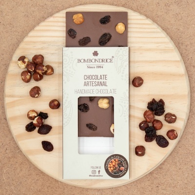 Tablete de Chocolate de Leite com Passas e Avelãs