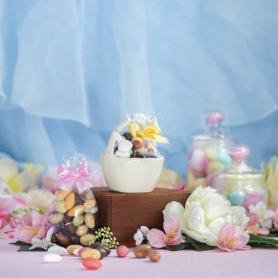 Cestinha Decorativa em Cerâmica com Sortido de Amêndoas 🐰 