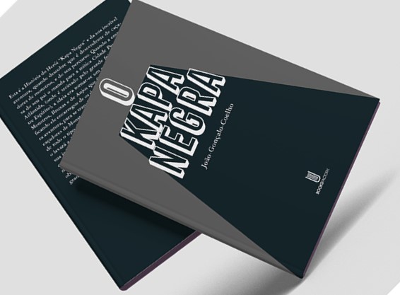 O Kapa Negra Livro 'O KAPA NEGRA' com capa preta e cinzenta e texto em branco sobre outro livro