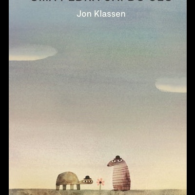 Capa de livro com título e autor, duas figuras animais estilizadas e flor sob céu claro