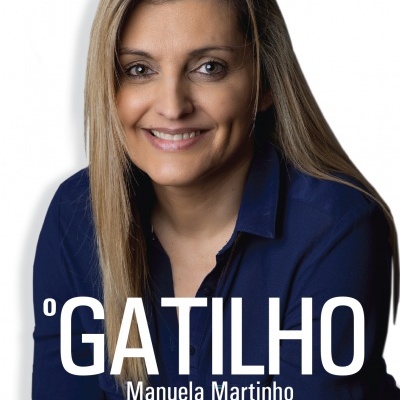 Capa do livro 'O GATILHO' com foto da autora Manuela Martinho