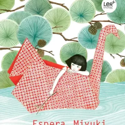 Capa de livro com ilustração de menina em origami vermelho e fundo com pinhas e folhas verdes