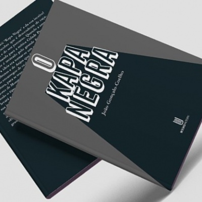 Livro 'O KAPA NEGRA' com capa preta e cinzenta e texto em branco sobre outro livro