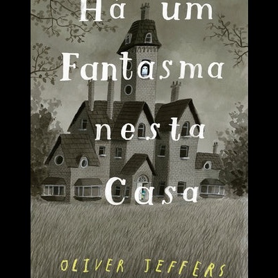 Capa de livro com casa cinza e texto 'Há um Fantasma nesta Casa' de Oliver Jeffers