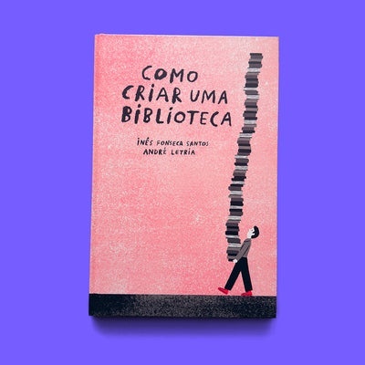 Capa de livro rosa com título 'Como criar uma biblioteca' e ilustração de pessoa a carregar muitos livros