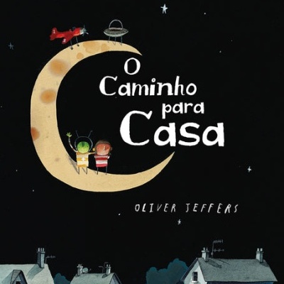 Capa de livro infantil com lua em forma de C, crianças, avião e disco voador no céu estrelado