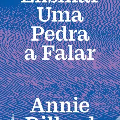 Capa de livro azul e roxo com texto branco 'Ensinar Uma Pedra a Falar' de Annie Dillard