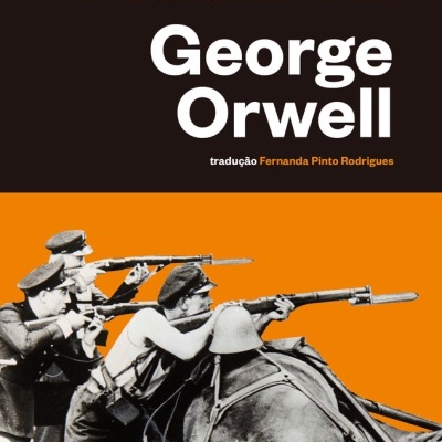 Capa do livro 'Homenagem à Catalunha' de George Orwell com soldados a apontar rifles